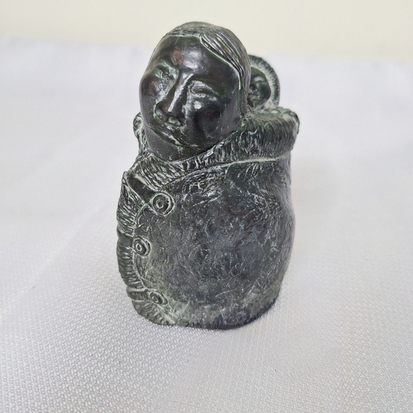 The Wolf Sculpture brand "The Inuit Woman and Child"  Resin sculpture. - Picture 1 of 7